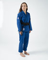 The ONE Womens Jiu Jitsu Gi - Azul/Lavanda - Cinturón blanco GRATIS