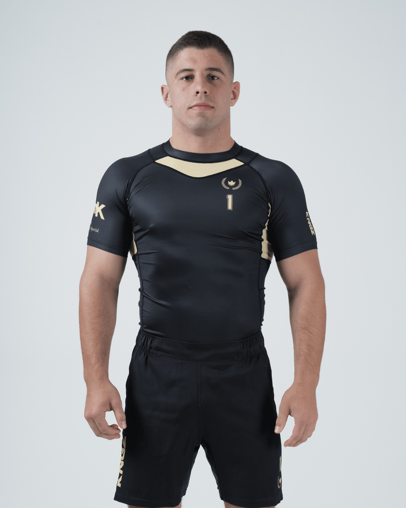 Kingz Player Special Limited Edition Rashguard Black Gold - Full Body Front View Male Athlete Short Sleeve Black Gold Chevron Motorsport Design Number 1 Crown Logo Tainan Dalpra [color:Black]